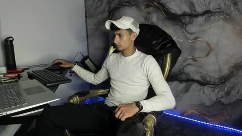 Snapshot of maximo_romano chatting on 10/24/25, 08:05 Maximo online show from 10/24/25, 08:05