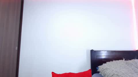 Independent Model online show from 12/21/25, 04:08