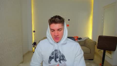 Snapshot of maxkaiden chatting on 10/27/25, 05:55 MaxKaiden online show from 10/27/25, 05:55