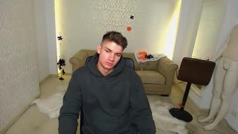 Snapshot of maxkaiden chatting on 10/28/25, 05:44 MaxKaiden online show from 10/28/25, 05:44