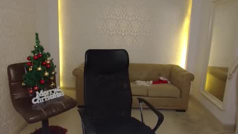 Snapshot of maxkaiden chatting on 12/22/25, 05:43 MaxKaiden online show from 12/22/25, 05:43