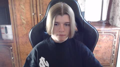 Snapshot of maxplay18 chatting on 12/21/24, 10:17 Max online show from 12/21/24, 10:17