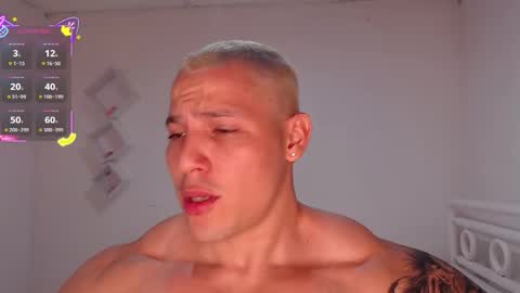 Snapshot of maxwel949813 chatting on 10/27/25, 01:42 Max online show from 10/27/25, 01:42