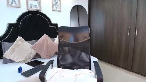 Maxxi online show from 09/17/25, 01:40