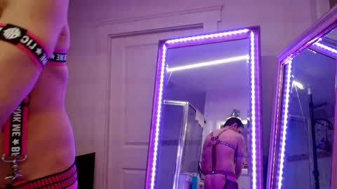 Snapshot of maxxxbates chatting on 04/05/26, 02:42 Maxxxbates online show from 04/05/26, 02:42