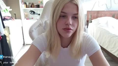 Snapshot of maya_blonde18 chatting on 07/17/26, 03:35 Maya online show from 07/17/26, 03:35