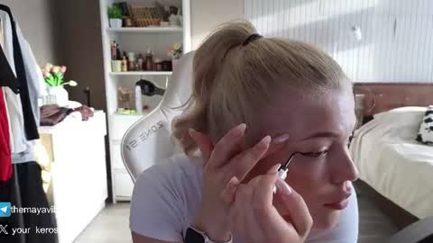 Snapshot of maya_blonde18 chatting on 07/20/26, 03:43 Maya online show from 07/20/26, 03:43