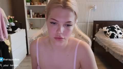 Snapshot of maya_blonde18 chatting on 07/23/26, 04:21 Maya online show from 07/23/26, 04:21