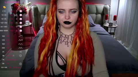 Snapshot of maya_mils chatting on 01/18/25, 01:19 Maya Mils online show from 01/18/25, 01:19