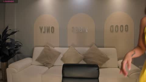 M A Y A    H O F F M A N online show from 01/09/26, 11:13