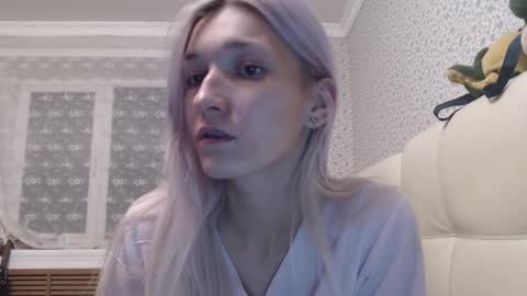 Snapshot of maybe_doll chatting on 10/19/25, 09:04 maybe_doll online show from 10/19/25, 09:04