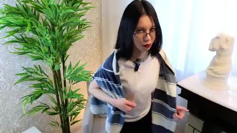 Snapshot of maybellas chatting on 02/16/25, 08:21 Angie online show from 02/16/25, 08:21