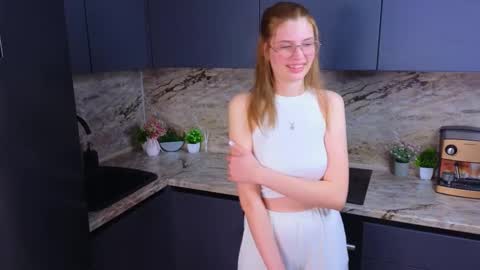 Snapshot of maydabarrick chatting on 02/11/25, 12:05 Mia online show from 02/11/25, 12:05