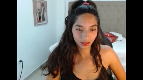 Snapshot of maydivaxox chatting on 02/08/25, 01:43 MAYA online show from 02/08/25, 01:43