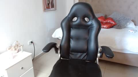 Snapshot of maydivaxox chatting on 02/19/25, 08:10 MAYA online show from 02/19/25, 08:10