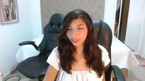 Snapshot of maydivaxox chatting on 03/11/25, 12:11 MAYA online show from 03/11/25, 12:11