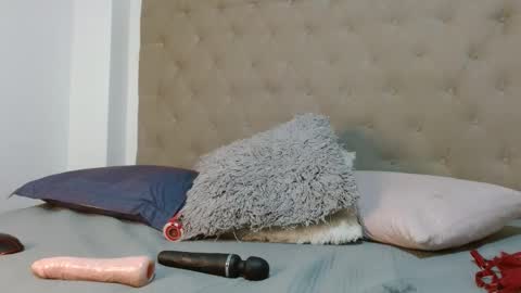 Snapshot of maydivaxox chatting on 11/15/25, 01:36 MAYA online show from 11/15/25, 01:36