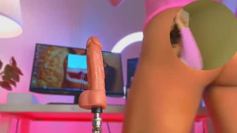 Snapshot of maykka chatting on 02/14/25, 11:42 Mayka online show from 02/14/25, 11:42