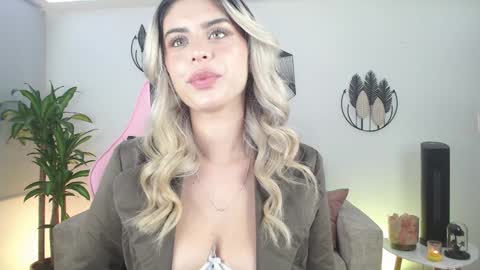Snapshot of mayli_xx chatting on 01/28/25, 04:50 ALIS online show from 01/28/25, 04:50