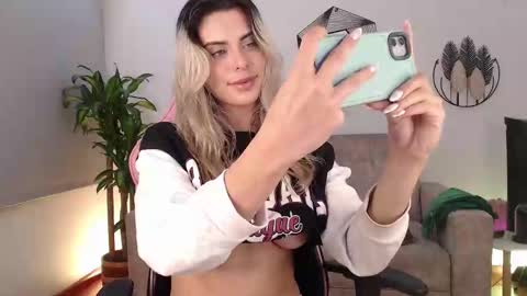 Snapshot of mayli_xx chatting on 02/11/25, 04:33 ALIS online show from 02/11/25, 04:33