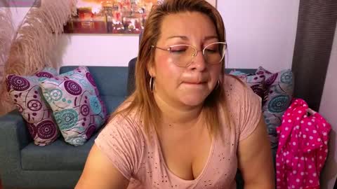 Snapshot of maylinleee chatting on 01/23/25, 10:44 Mailyn online show from 01/23/25, 10:44