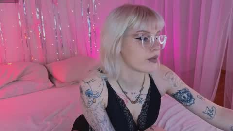 Snapshot of me1roze chatting on 03/27/26, 07:58 Roze online show from 03/27/26, 07:58