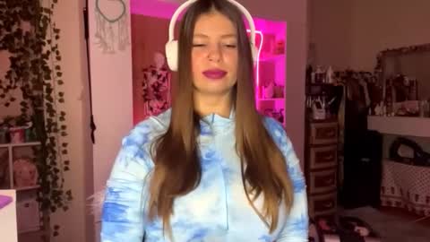 Snapshot of meelessenberry chatting on 11/26/25, 06:14 Vlada online show from 11/26/25, 06:14