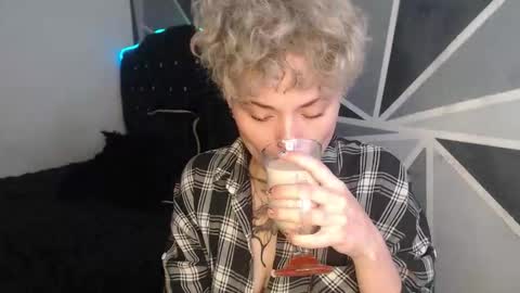 Megan and sophi online show from 12/21/25, 08:49