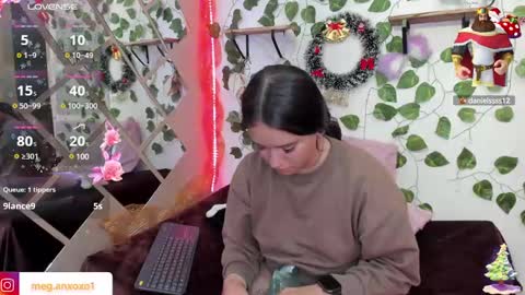 Snapshot of megan_xoxo1 chatting on 12/17/24, 05:26 Megan online show from 12/17/24, 05:26