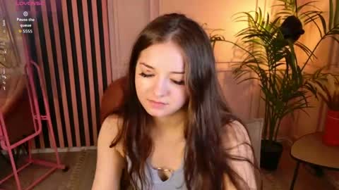 Snapshot of meganbutnotfox chatting on 06/04/26, 12:33 Megan online show from 06/04/26, 12:33