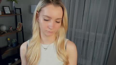 Elly online show from 04/17/26, 06:22