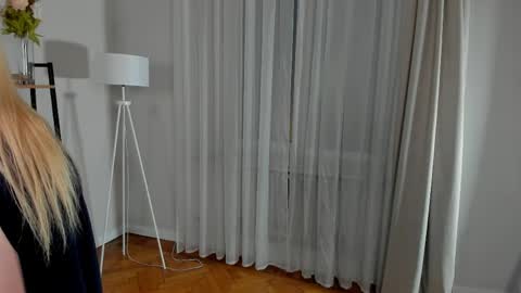 Elly online show from 04/21/26, 01:42