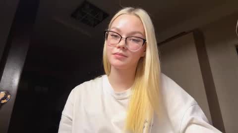 Mia online show from 02/16/26, 07:43