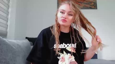 Snapshot of melani_a chatting on 05/26/26, 11:17 Melania online show from 05/26/26, 11:17