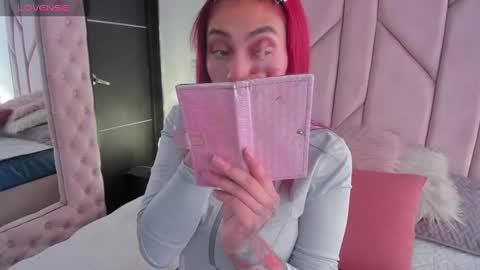 Snapshot of melanie_roux_ chatting on 11/04/25, 12:04 Melanie roux online show from 11/04/25, 12:04