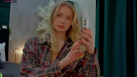 Snapshot of melanie_ryer chatting on 11/22/25, 01:04 Melanie online show from 11/22/25, 01:04