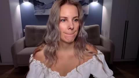 Snapshot of melaniebennett chatting on 11/16/25, 08:20 Melanie Bennett online show from 11/16/25, 08:20