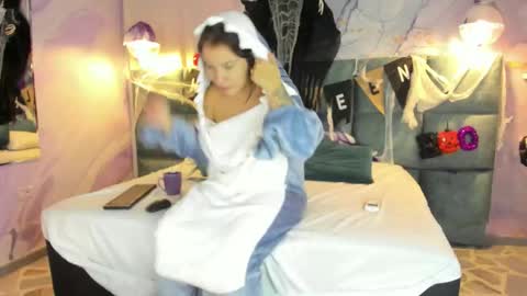 Melanie Roux online show from 10/28/25, 08:11