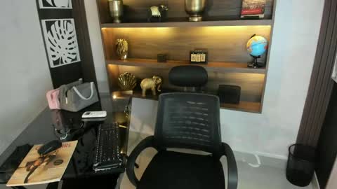 Melanie Roux online show from 04/10/26, 07:40