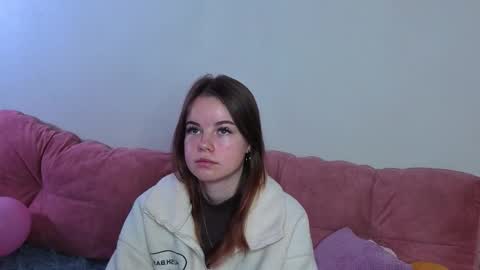 Snapshot of meliamaheia chatting on 10/31/25, 07:42 Erica online show from 10/31/25, 07:42