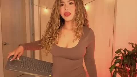 Snapshot of melina_ferrer1 chatting on 07/13/26, 01:58 EI online show from 07/13/26, 01:58