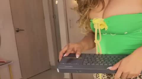 Snapshot of melina_ferrer1 chatting on 07/18/26, 01:04 EI online show from 07/18/26, 01:04