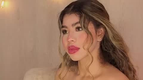 Snapshot of melina_ferrer1 chatting on 07/23/26, 01:42 EI online show from 07/23/26, 01:42