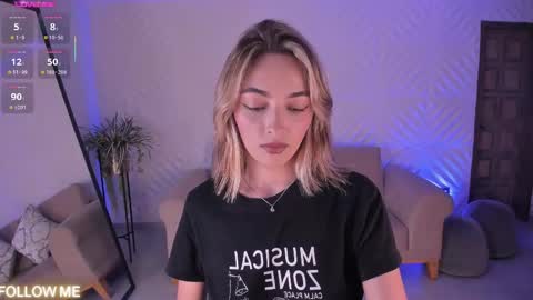 Snapshot of melissamoore_ chatting on 11/11/25, 02:44 Call me Meli online show from 11/11/25, 02:44