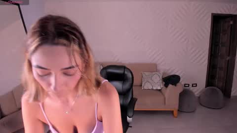 Snapshot of melissamoore_ chatting on 11/17/25, 04:40 Call me Meli online show from 11/17/25, 04:40