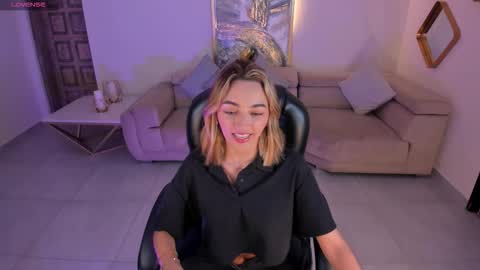 Snapshot of melissamoore_ chatting on 11/20/25, 02:45 Call me Meli online show from 11/20/25, 02:45