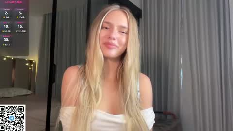 Snapshot of mellisssa_xo chatting on 07/09/26, 07:34 lily Alice online show from 07/09/26, 07:34