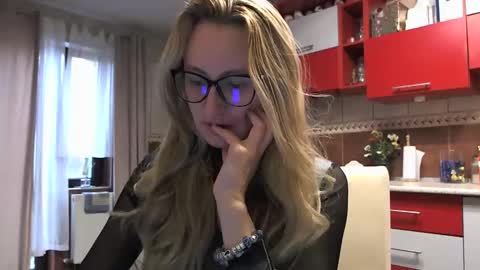 Melly online show from 10/28/25, 07:23