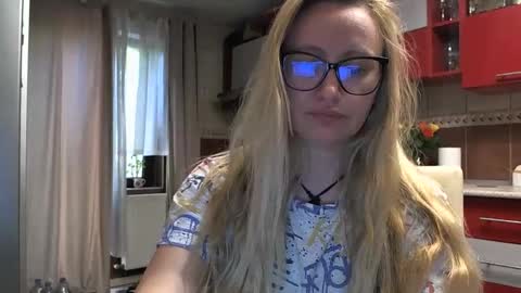 Snapshot of melly_rosey chatting on 05/19/26, 06:31 Melly online show from 05/19/26, 06:31