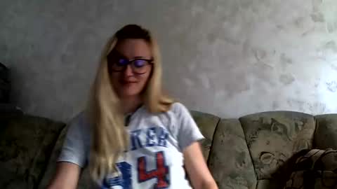 Snapshot of melly_rosey chatting on 05/23/26, 06:51 Melly online show from 05/23/26, 06:51